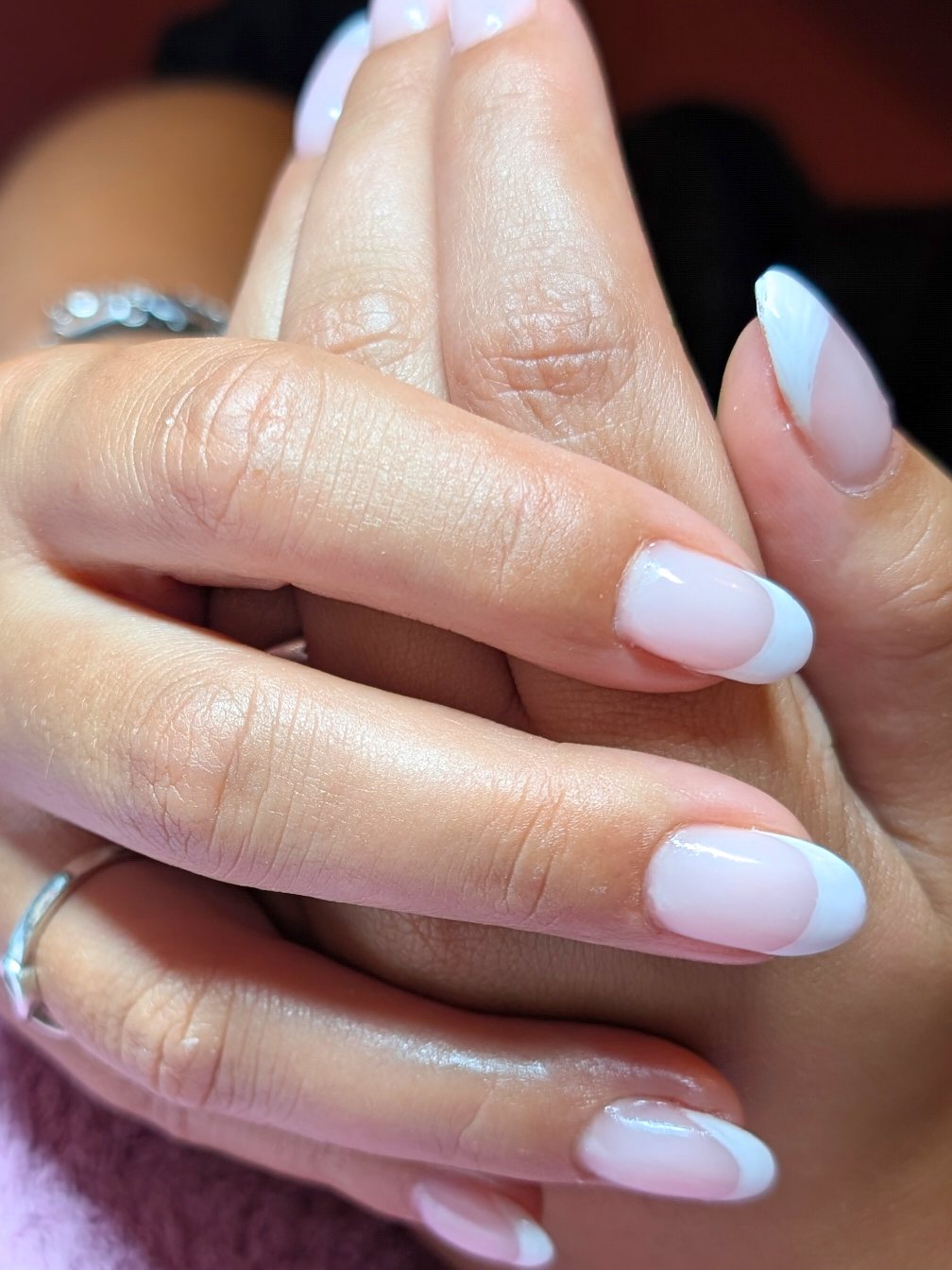 Roze nagels met een witte French-rand op amandelvormige nagels